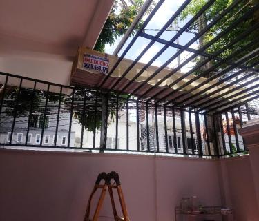 Thi công mái xếp, mái hiên cho quán ăn, nhà hàng – Giải pháp che nắng, che mưa tối ưu